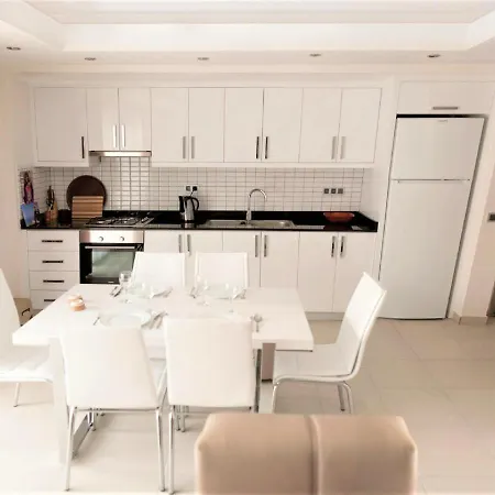 Tropical Gardens A 2 Bed Private Sleeps 5 Persons With Sofa Bed In Lounge Appartement *